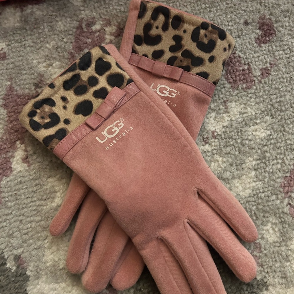 UGG Women's Dusty Pink Gloves with Leopard Cuff